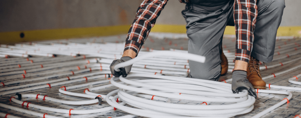 service-man-instelling-house-heating-system-floor service man