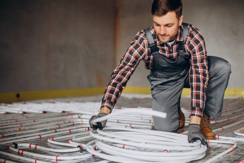 service-man-instelling-house-heating-system-floor service-man