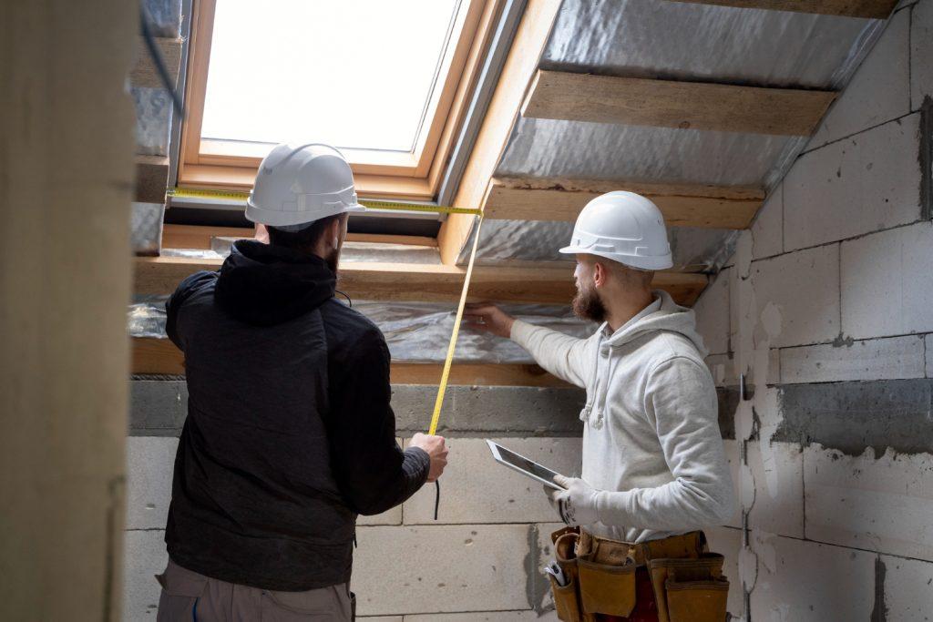medium-shot-people-working-with-helmets (2) people wokring