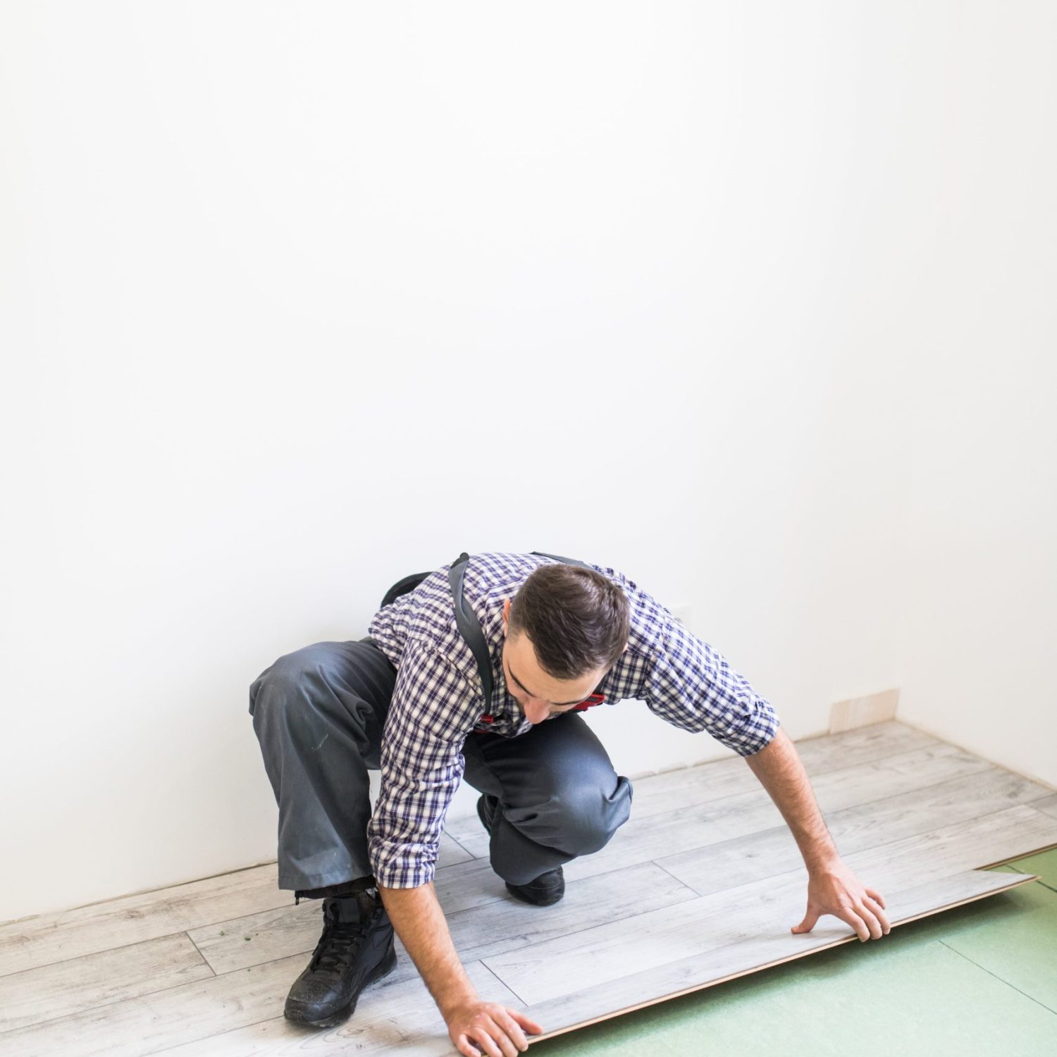 worker-processing-floor-with-laminated-flooring-boards (1)