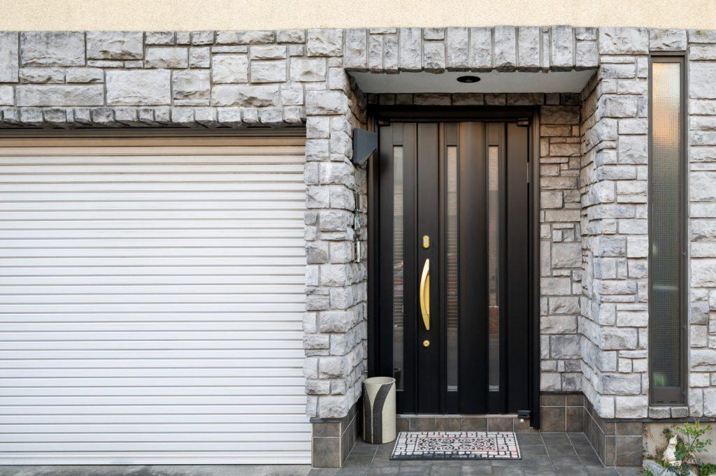dark-house-entrance-japanese-building Dark house
