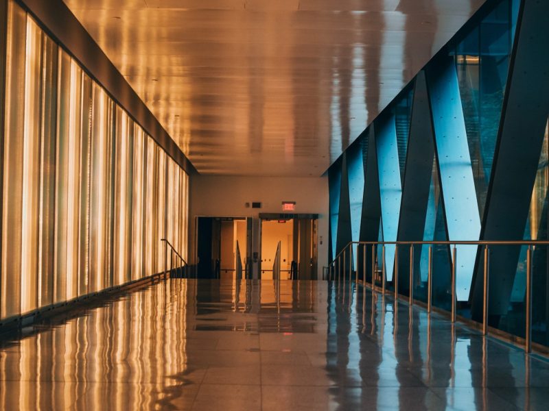 roberto-ourgant-Erk5PQt3d8w-unsplash corridor
